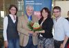 Gerhard Babl (2. v. l.) freut sich über die Blumen zum Geburtstag